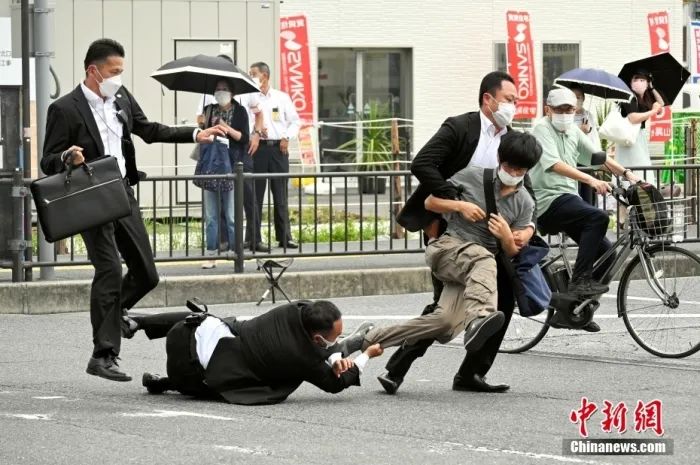 图为警察逮捕枪杀前首相安倍晋三的嫌疑人现场画面。图片来源：视觉中国