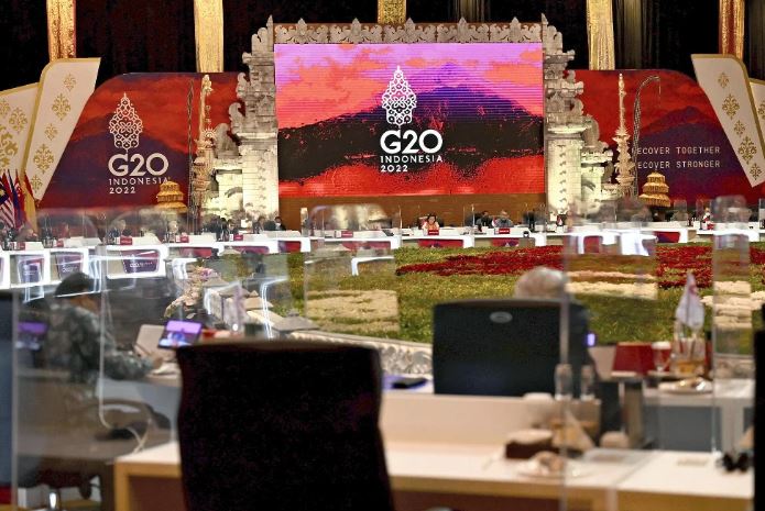 G20财长会会场（上），加拿大财长弗里兰（下右）同荷兰财政大臣卡格会面（社交媒体图）