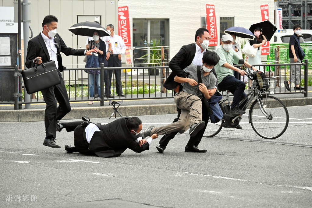 山上彻也被捕瞬间（资料图）