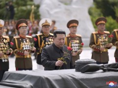 金正恩前往烈士陵园凭吊